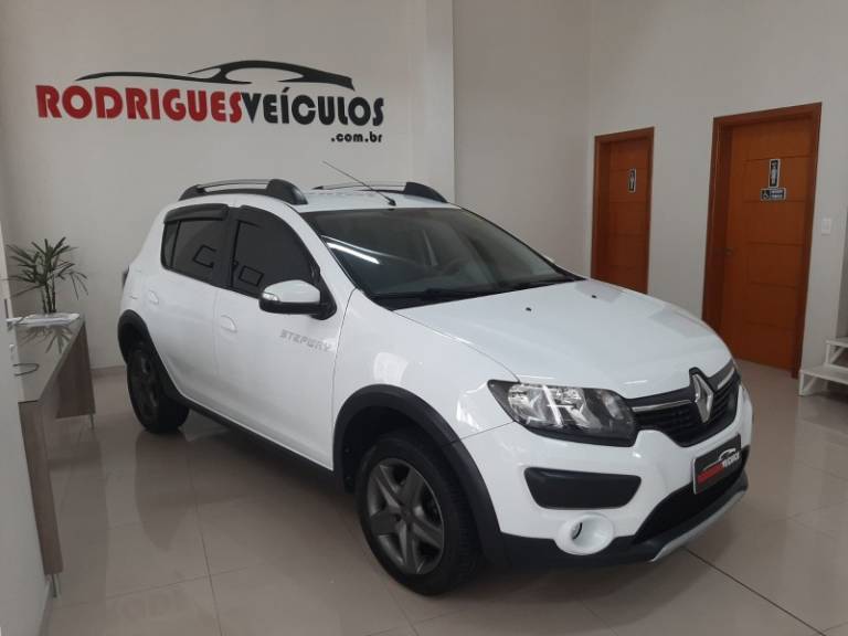 RENAULT - SANDERO - 2018/2019 - Branca - R$ 59.900,00