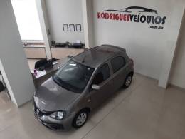 TOYOTA - ETIOS - 2018/2019 - Cinza - R$ 64.900,00