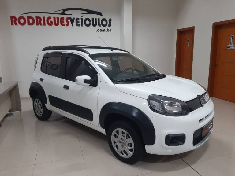 FIAT - UNO - 2015/2016 - Branca - R$ 45.900,00