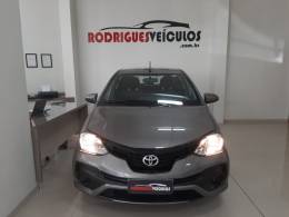 TOYOTA - ETIOS - 2018/2019 - Cinza - R$ 64.900,00