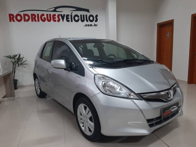 HONDA - FIT - 2013/2014 - Prata - R$ 58.900,00