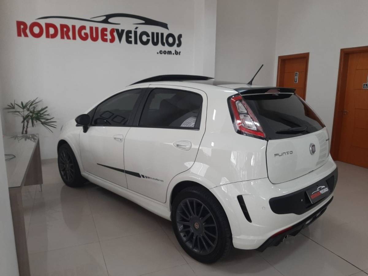 FIAT - PUNTO - 2014/2015 - Branca - R$ 57.900,00
