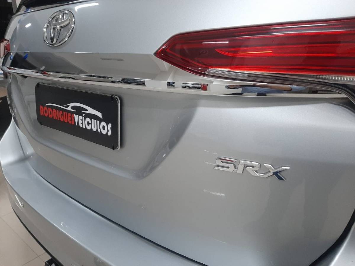 TOYOTA - HILUX SW4 - 2018/2018 - Prata - R$ 229.900,00