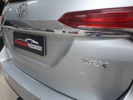 TOYOTA - HILUX SW4 - 2018/2018 - Prata - R$ 229.900,00