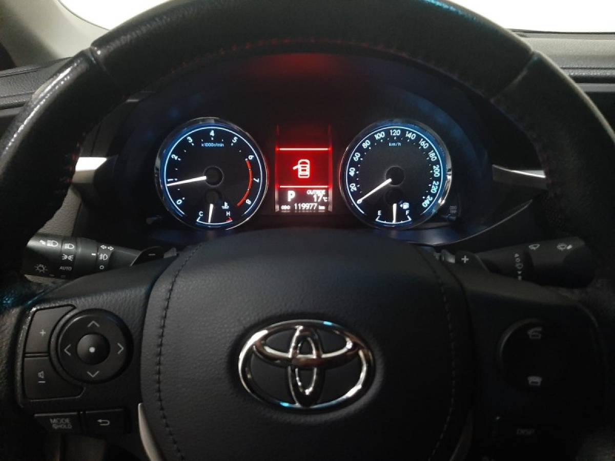 TOYOTA - COROLLA - 2016/2017 - Prata - R$ 92.900,00