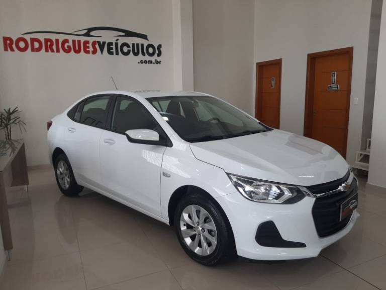 CHEVROLET - ONIX - 2022/2023 - Branca - R$ 88.900,00