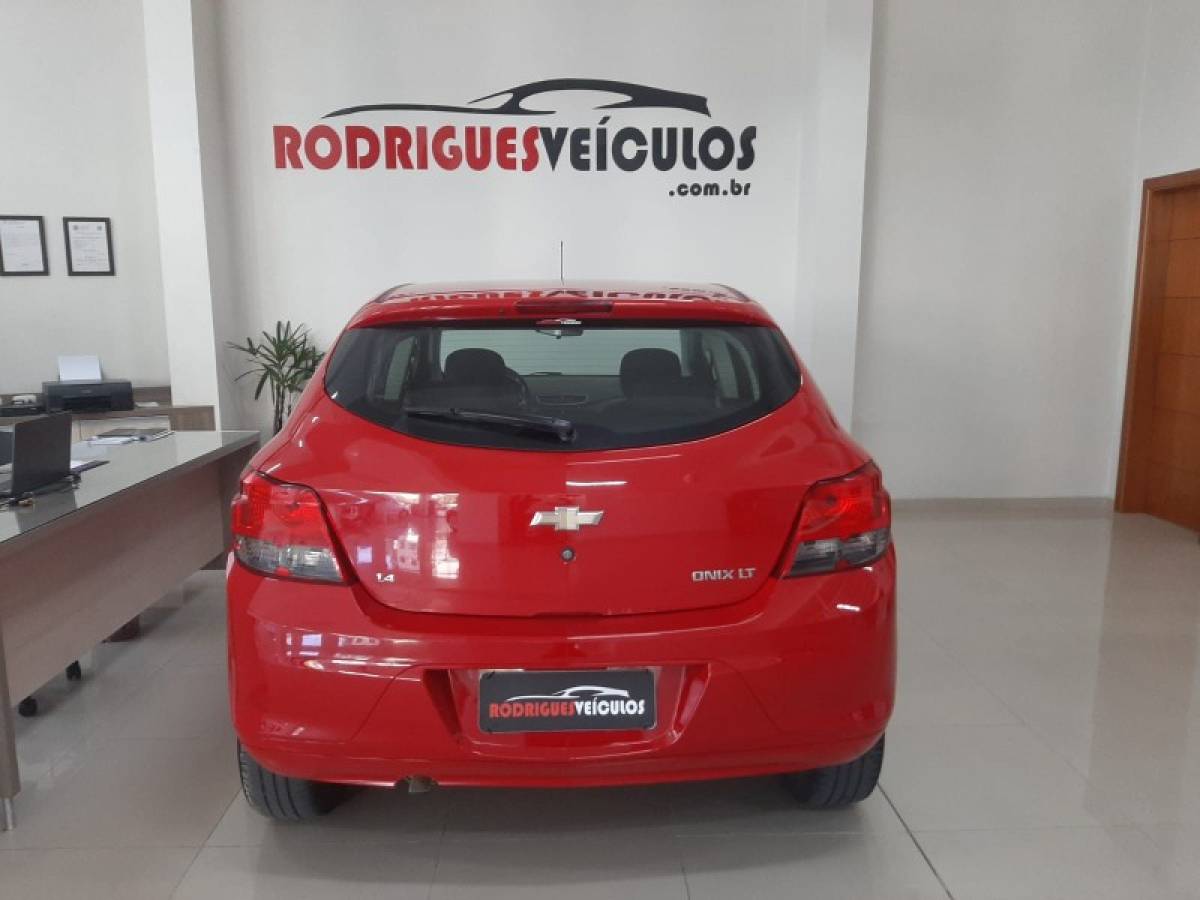 CHEVROLET - ONIX - 2015/2016 - Vermelha - R$ 51.900,00