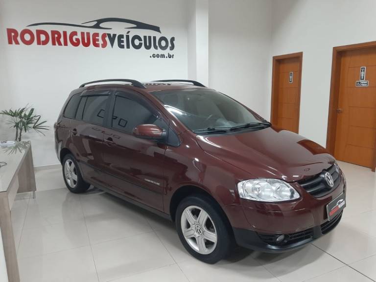 VOLKSWAGEN - SPACEFOX - 2007/2008 - Vermelha - R$ 29.900,00
