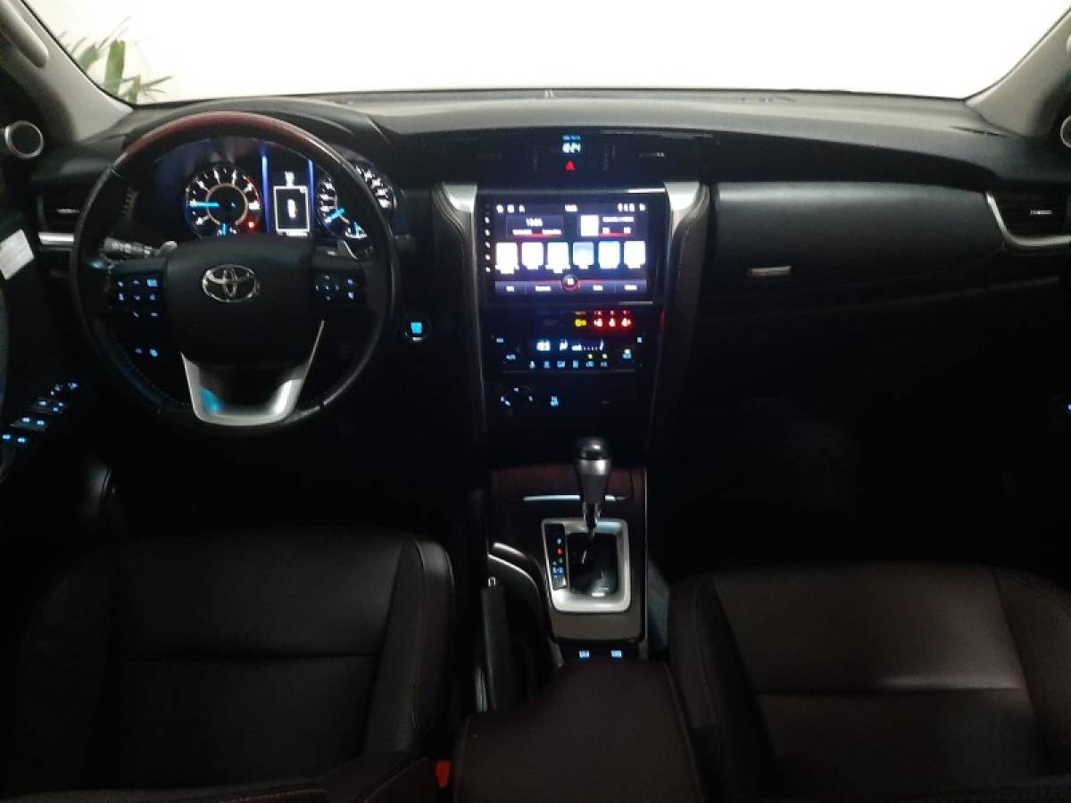 TOYOTA - HILUX SW4 - 2018/2018 - Prata - R$ 229.900,00