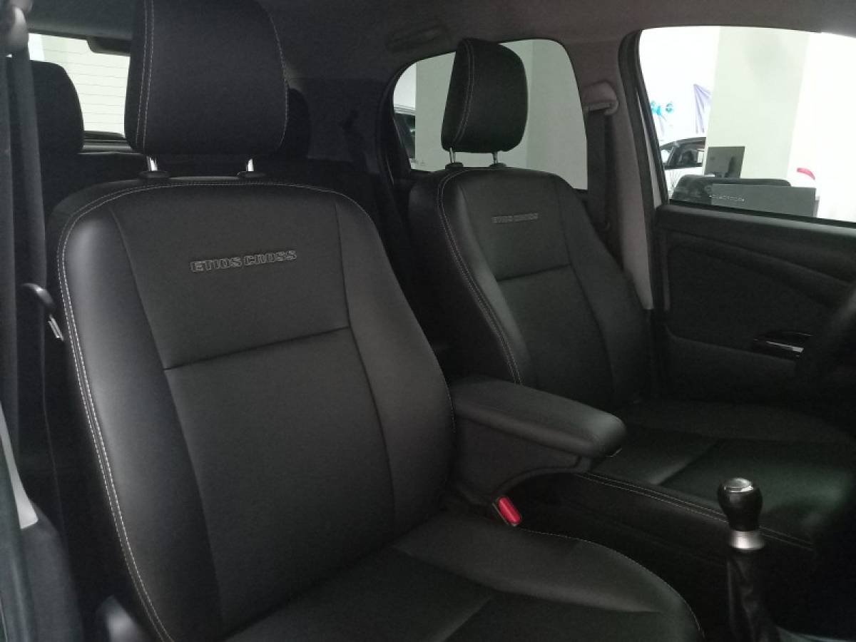 TOYOTA - ETIOS CROSS - 2015/2016 - Prata - R$ 54.900,00