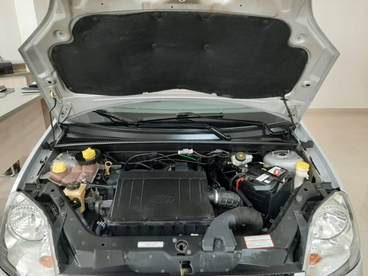 FORD - FIESTA - 2005/2005 - Prata - R$ 24.900,00