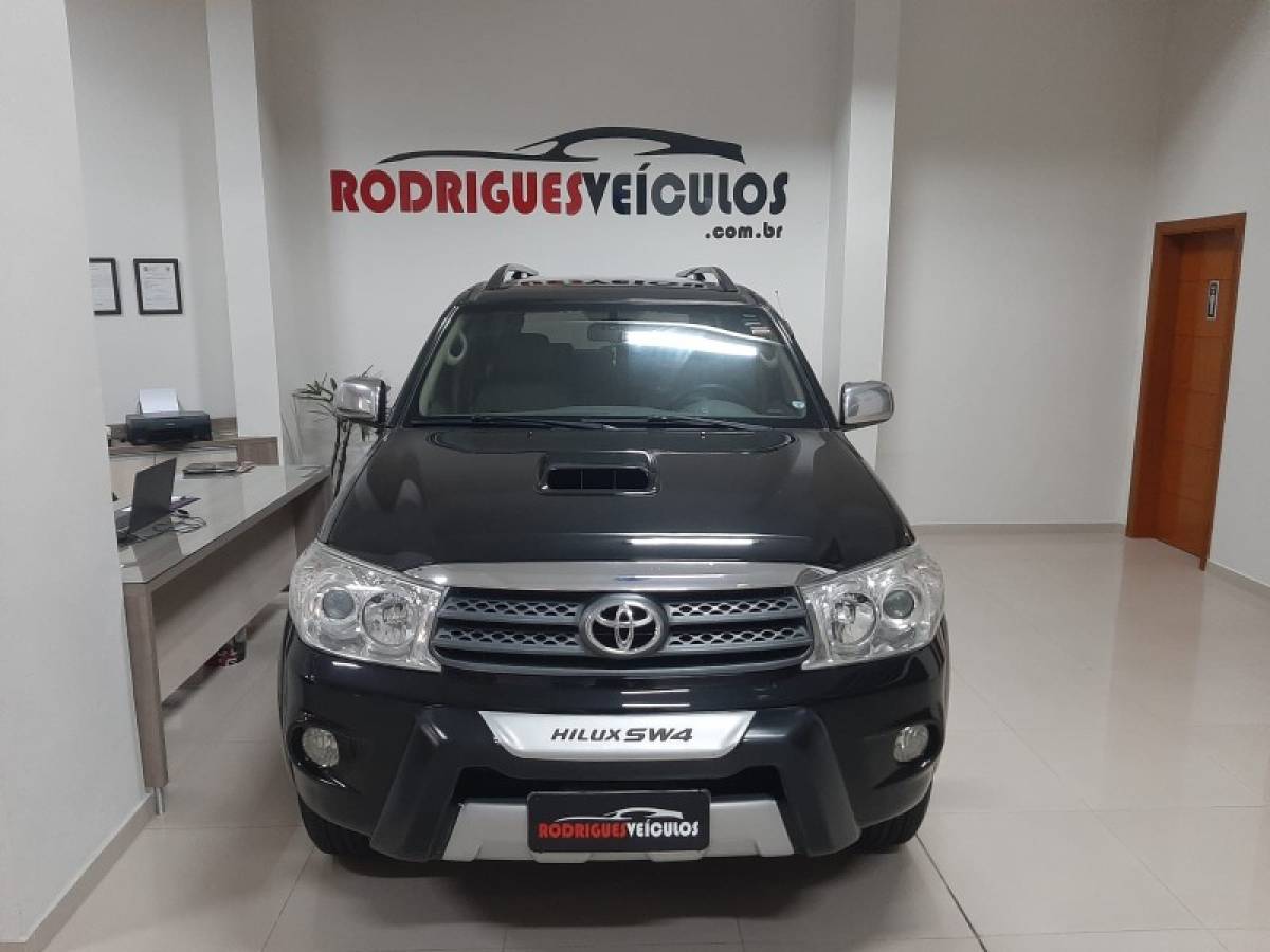 TOYOTA - HILUX SW4 - 2010/2011 - Preta - R$ 119.900,00