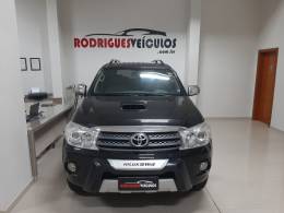 TOYOTA - HILUX SW4 - 2010/2011 - Preta - R$ 119.900,00
