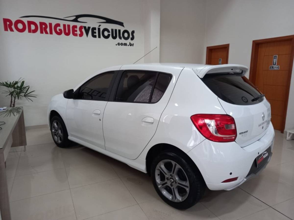 RENAULT - SANDERO - 2017/2018 - Branca - R$ 54.900,00