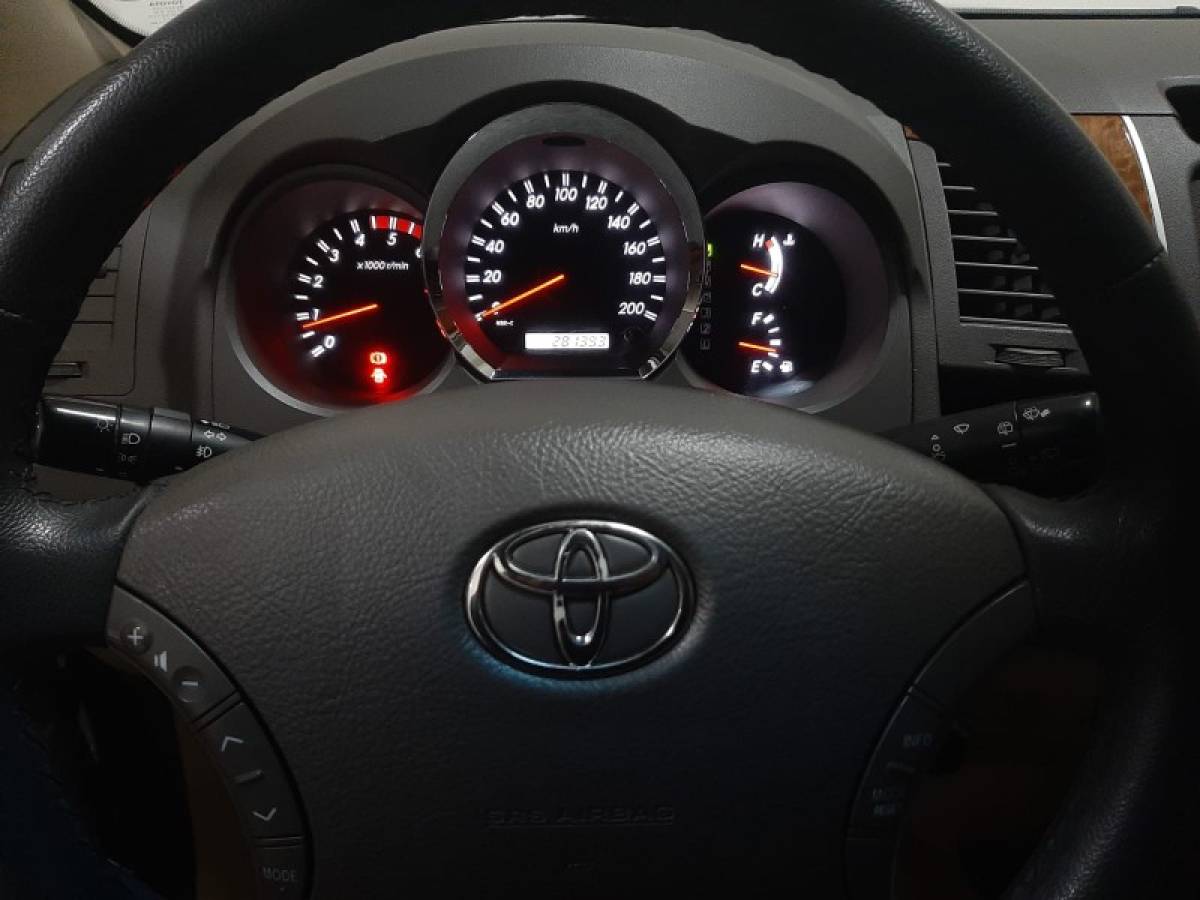 TOYOTA - HILUX SW4 - 2010/2011 - Preta - R$ 119.900,00