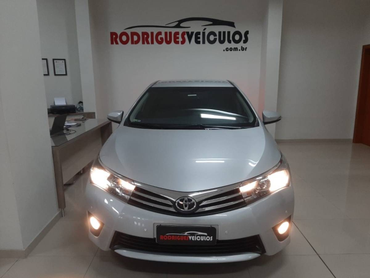 TOYOTA - COROLLA - 2016/2017 - Prata - R$ 92.900,00