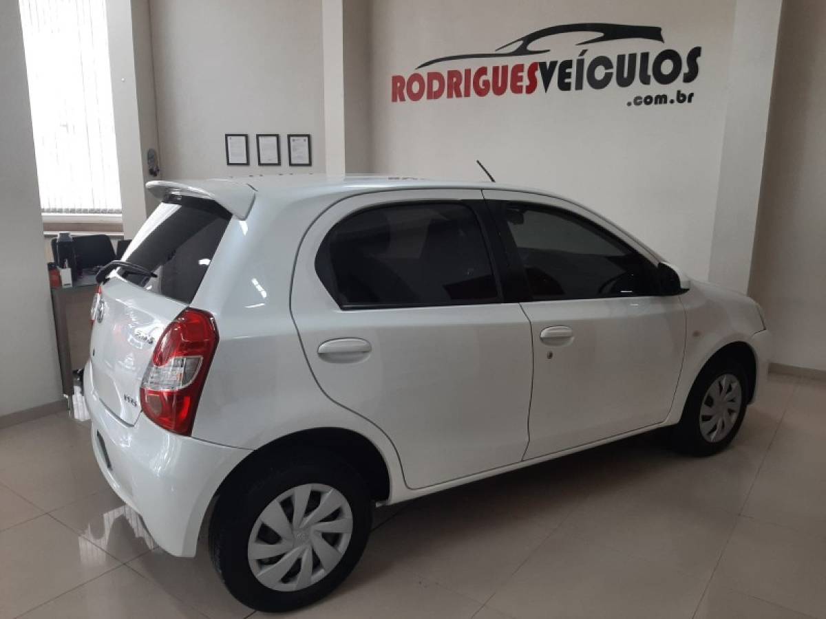 TOYOTA - ETIOS - 2016/2017 - Branca - R$ 59.900,00