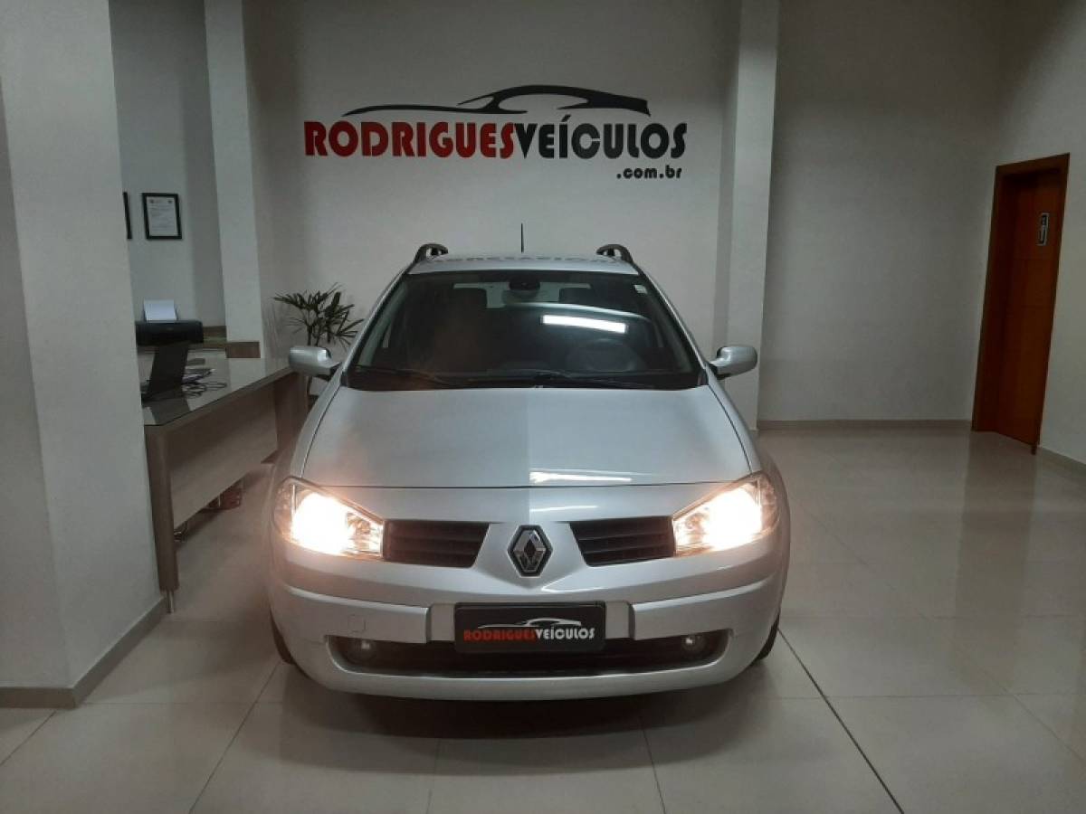 RENAULT - MÉGANE - 2011/2012 - Prata - R$ 34.900,00