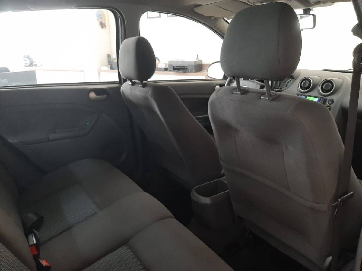 FORD - FIESTA - 2005/2005 - Prata - R$ 24.900,00