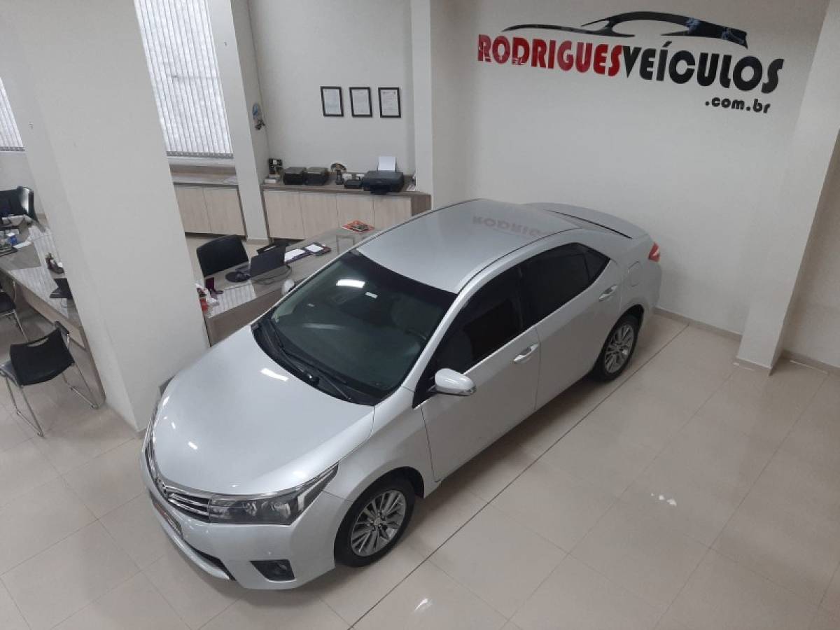 TOYOTA - COROLLA - 2016/2017 - Prata - R$ 92.900,00