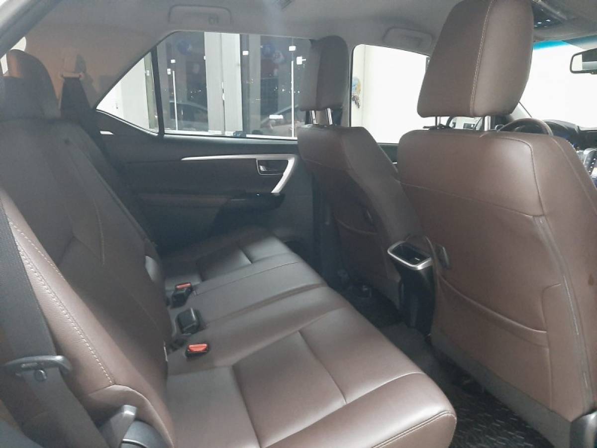 TOYOTA - HILUX SW4 - 2018/2018 - Prata - R$ 229.900,00