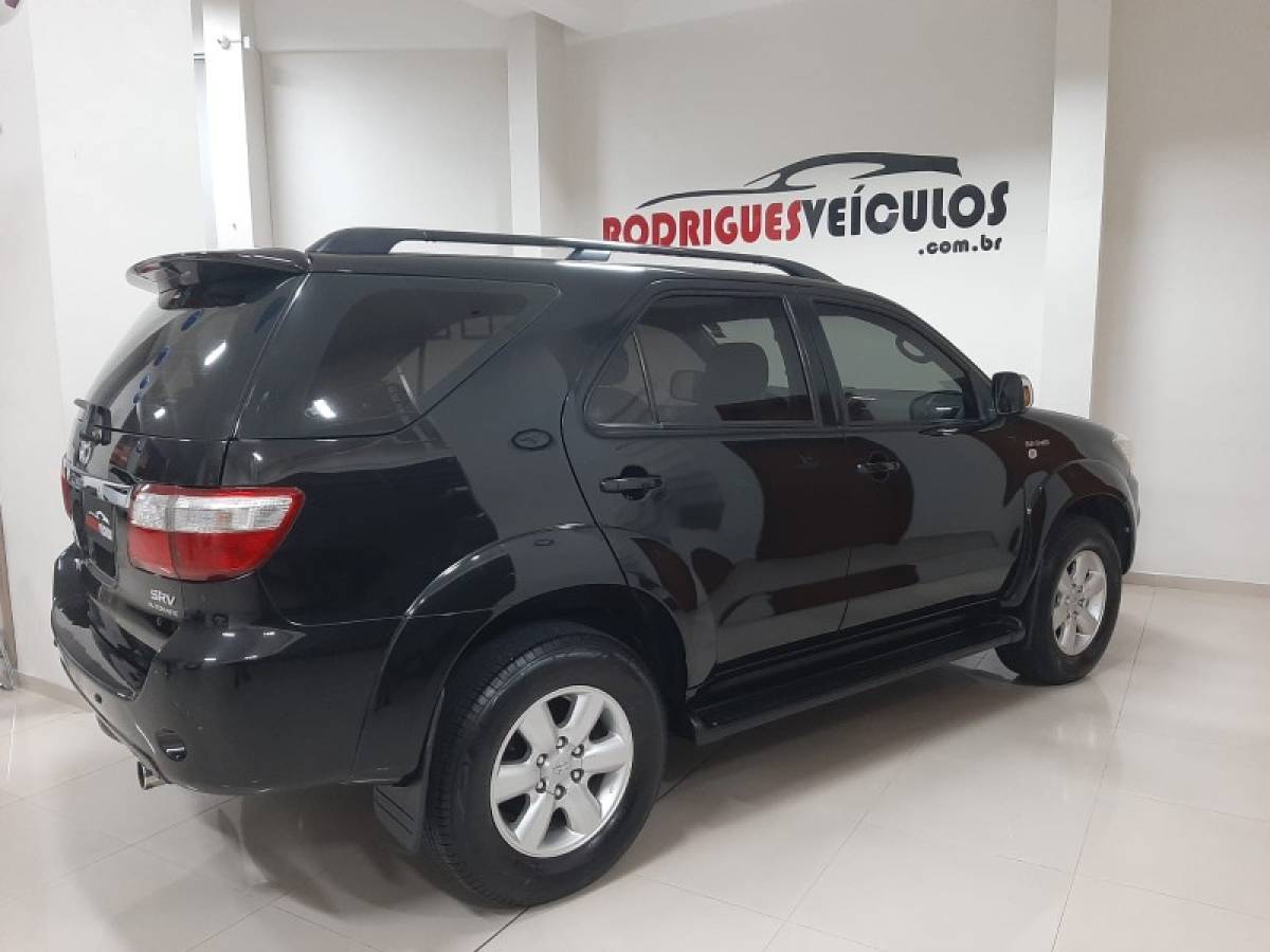 TOYOTA - HILUX SW4 - 2010/2011 - Preta - R$ 119.900,00