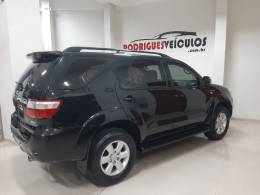 TOYOTA - HILUX SW4 - 2010/2011 - Preta - R$ 119.900,00