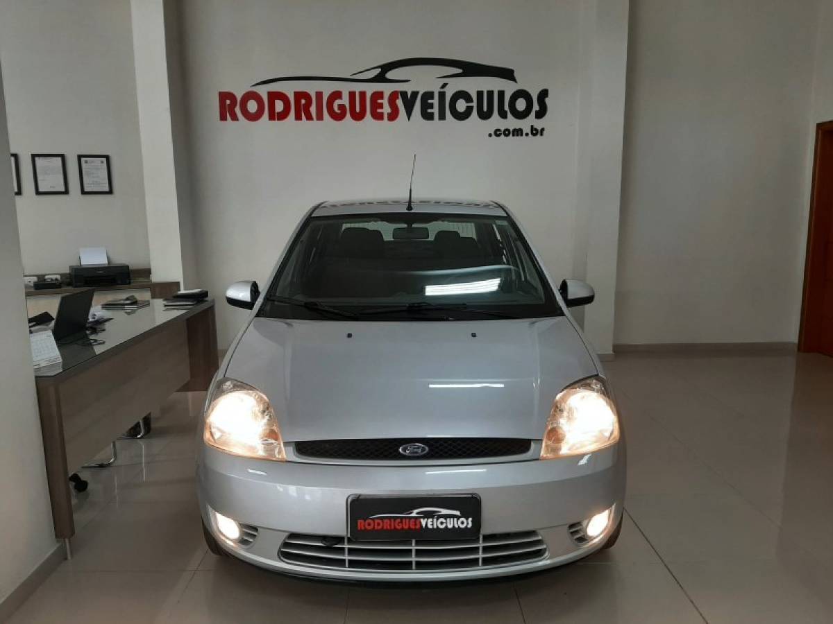 FORD - FIESTA - 2005/2005 - Prata - R$ 24.900,00