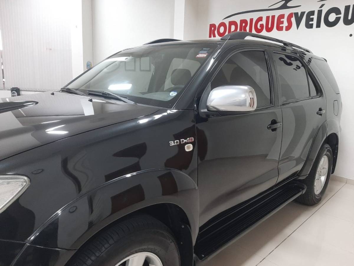 TOYOTA - HILUX SW4 - 2010/2011 - Preta - R$ 119.900,00