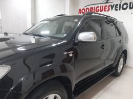 TOYOTA - HILUX SW4 - 2010/2011 - Preta - R$ 119.900,00