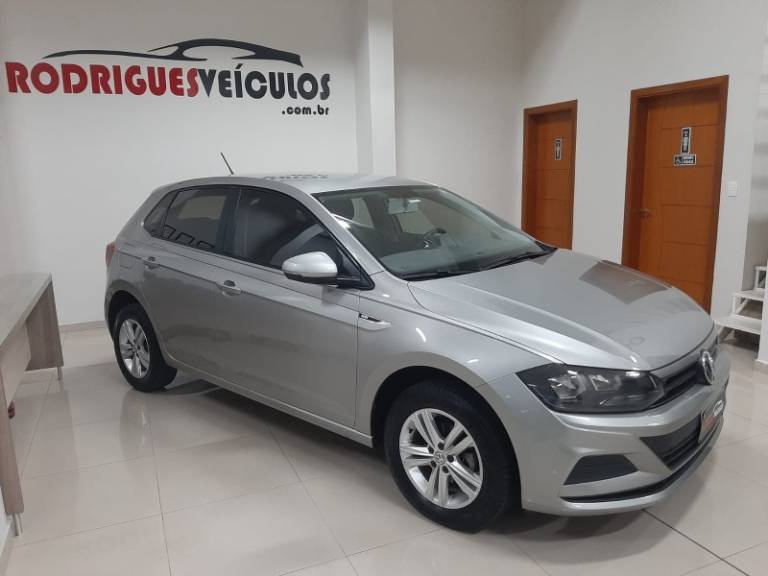 VOLKSWAGEN - POLO - 2018/2019 - Prata - R$ 67.900,00