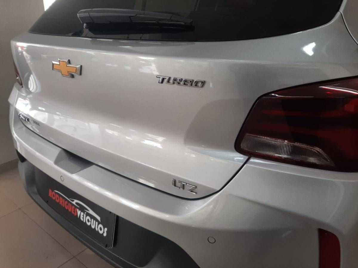 CHEVROLET - ONIX - 2023/2023 - Prata - R$ 82.900,00