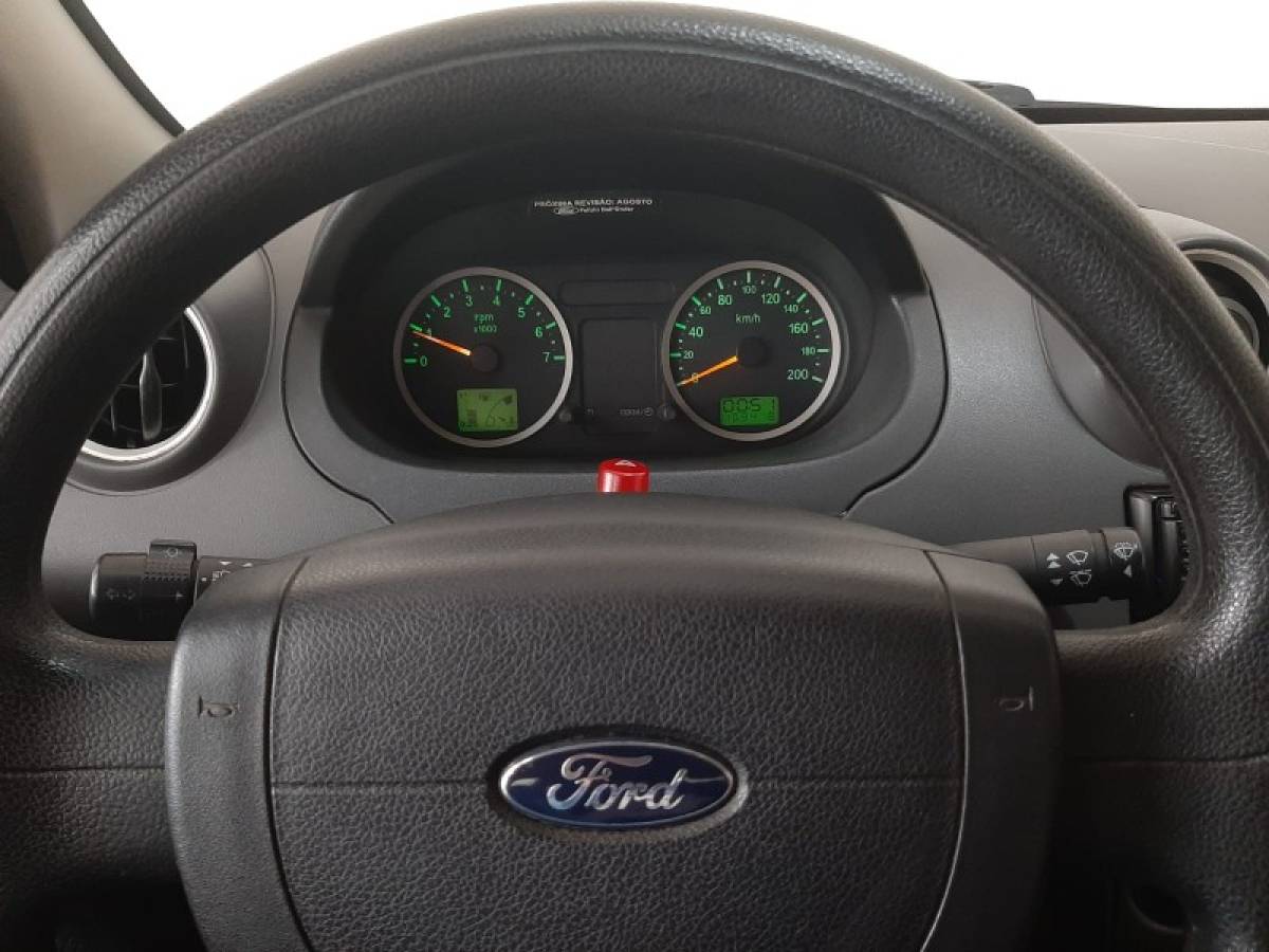 FORD - FIESTA - 2005/2005 - Prata - R$ 24.900,00