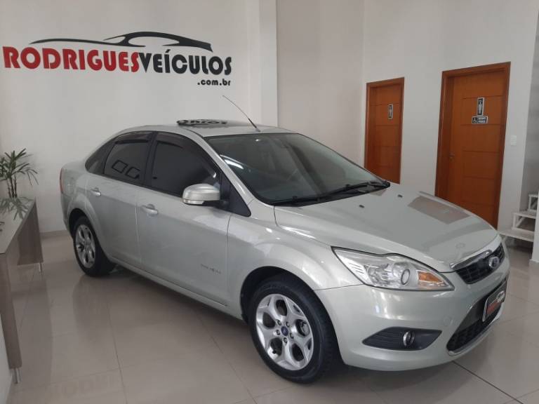 FORD - FOCUS - 2010/2011 - Prata - R$ 44.900,00