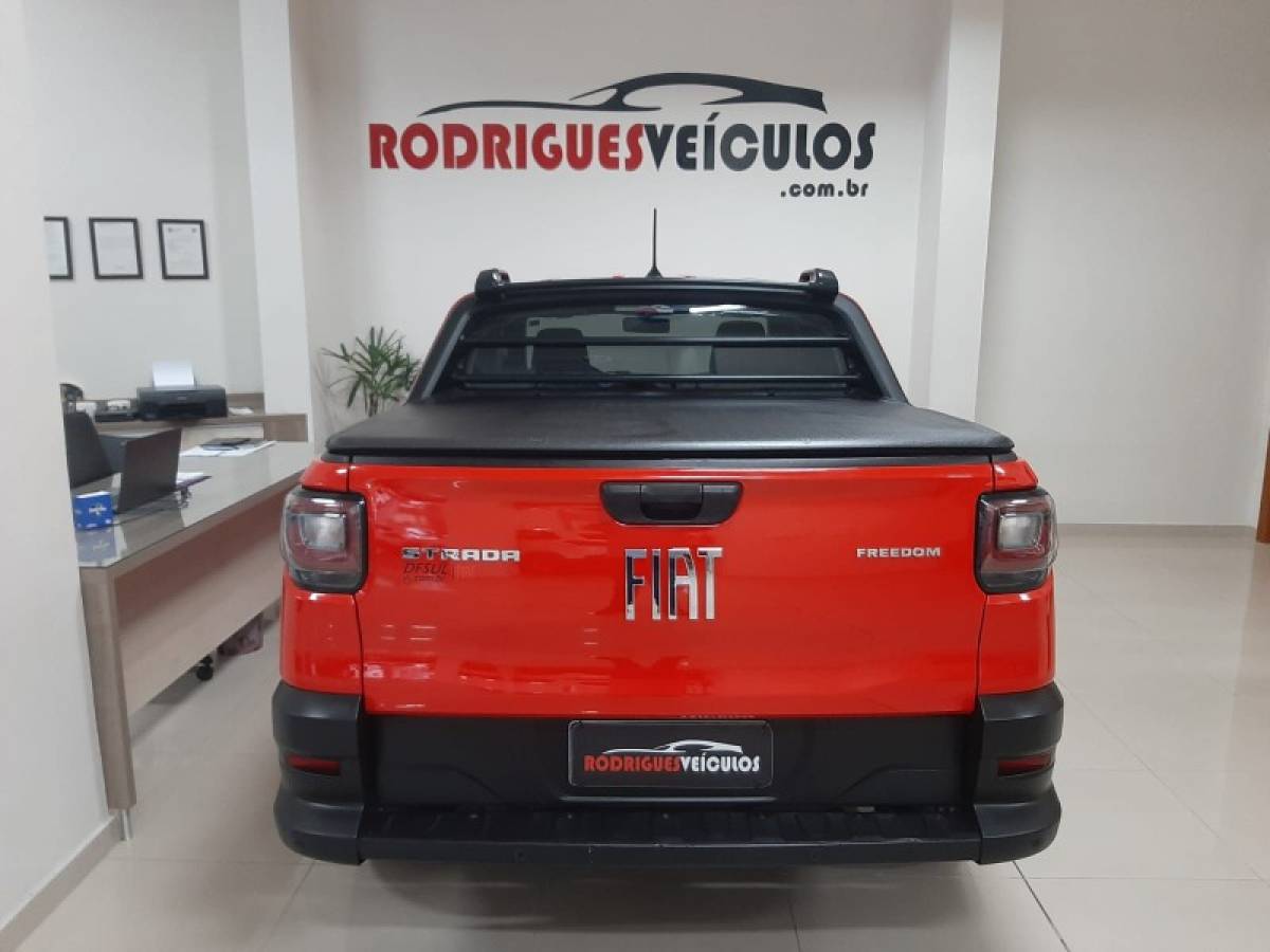 FIAT - STRADA - 2021/2022 - Vermelha - R$ 95.900,00