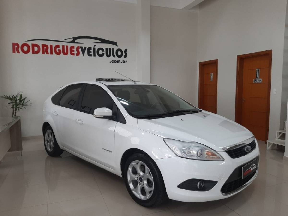 FORD - FOCUS - 2012/2013 - Branca - R$ 49.900,00