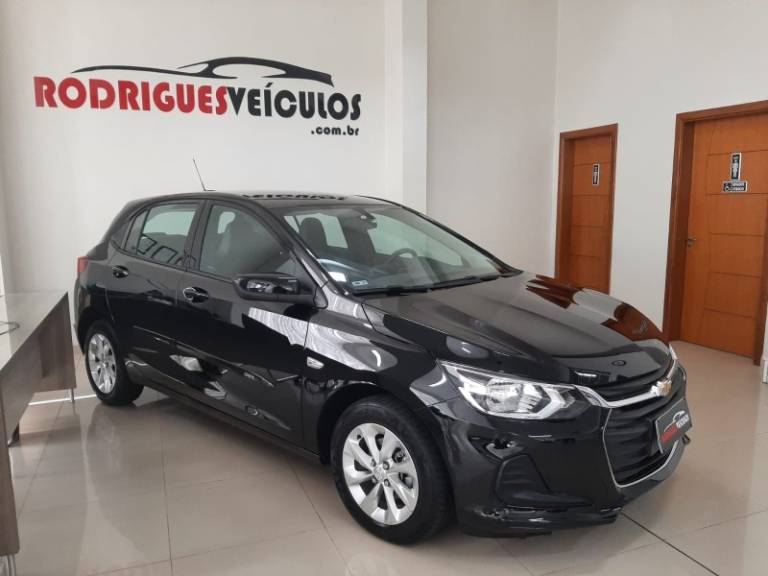CHEVROLET - ONIX - 2023/2023 - Preta - R$ 75.900,00