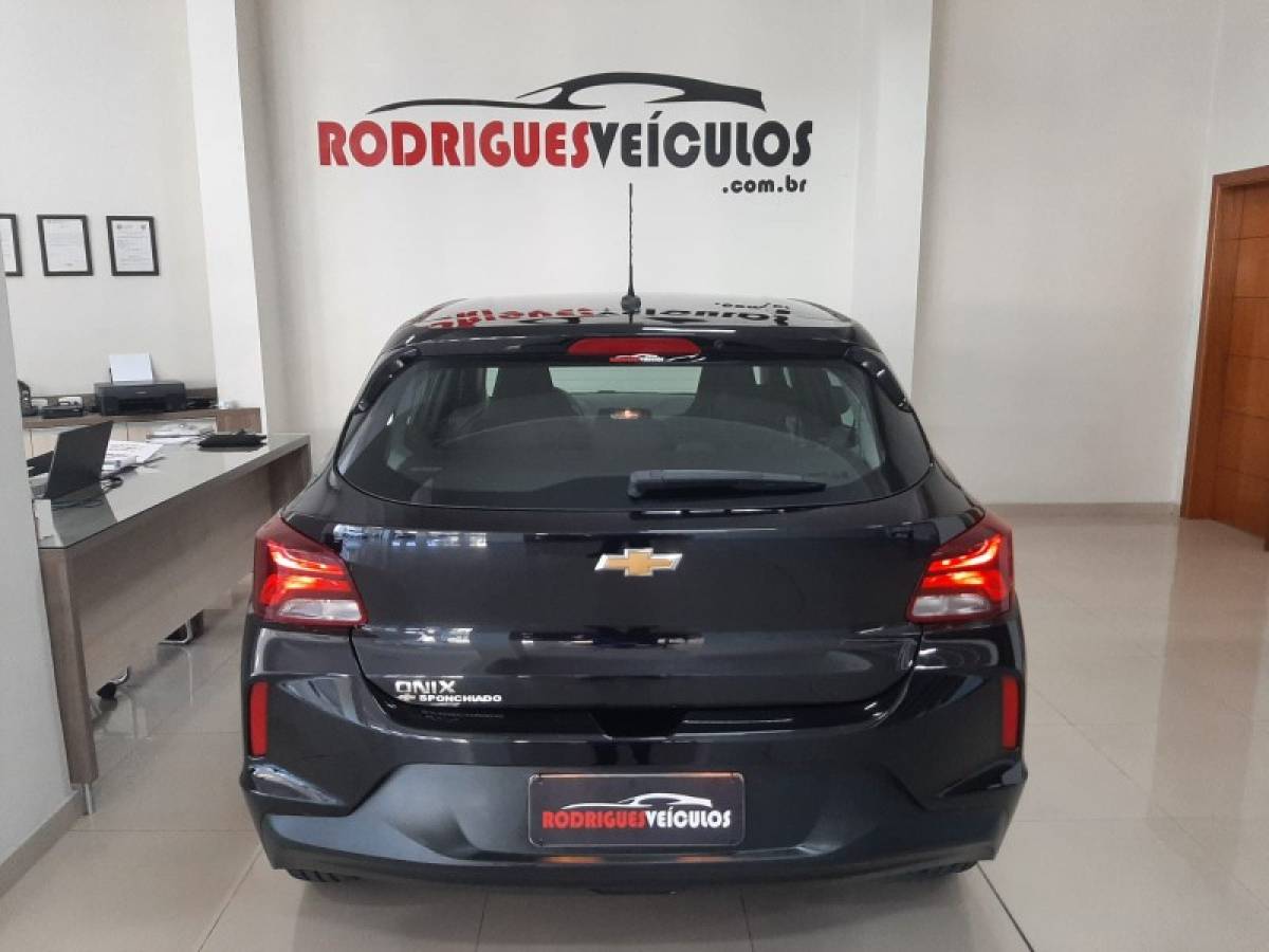 CHEVROLET - ONIX - 2021/2022 - Preta - R$ 65.900,00