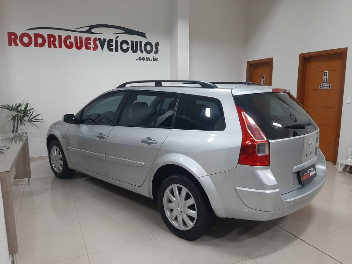 RENAULT - MÉGANE - 2011/2012 - Prata - R$ 34.900,00