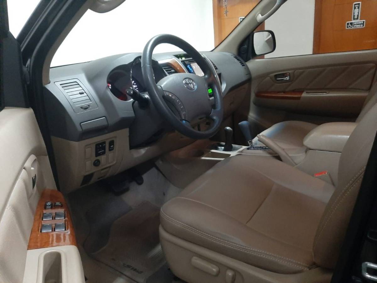 TOYOTA - HILUX SW4 - 2010/2011 - Preta - R$ 119.900,00