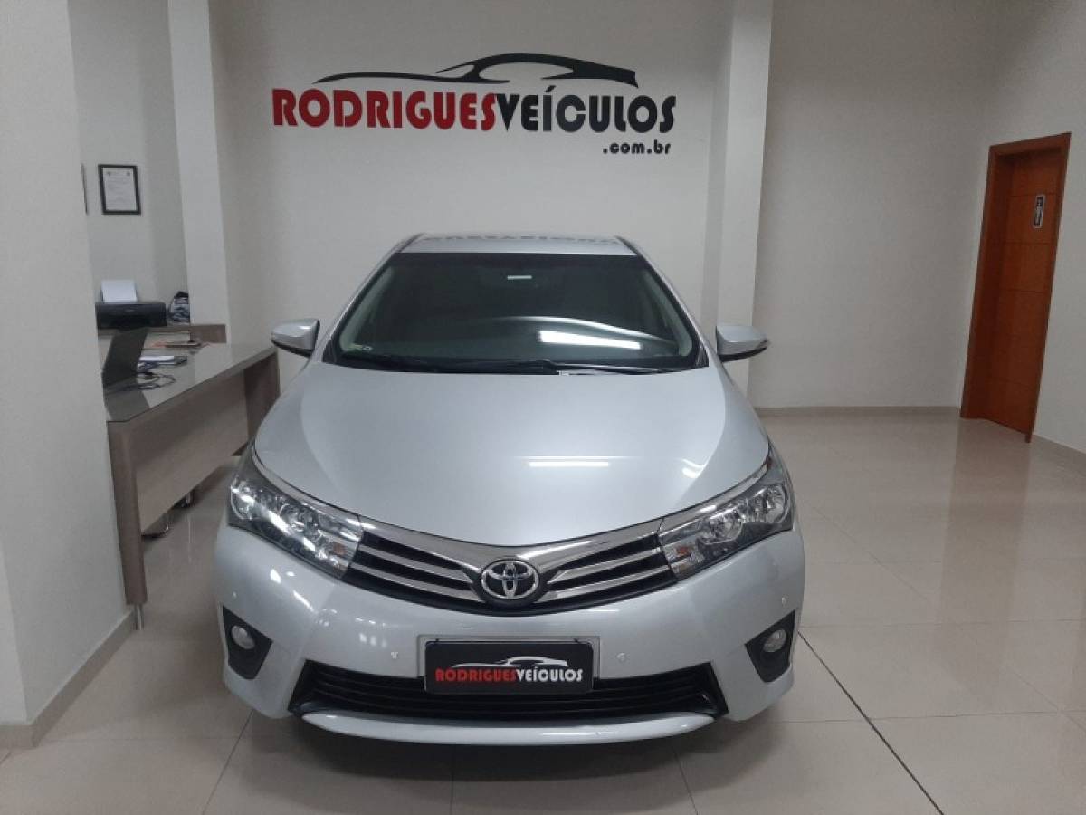 TOYOTA - COROLLA - 2016/2017 - Prata - R$ 92.900,00