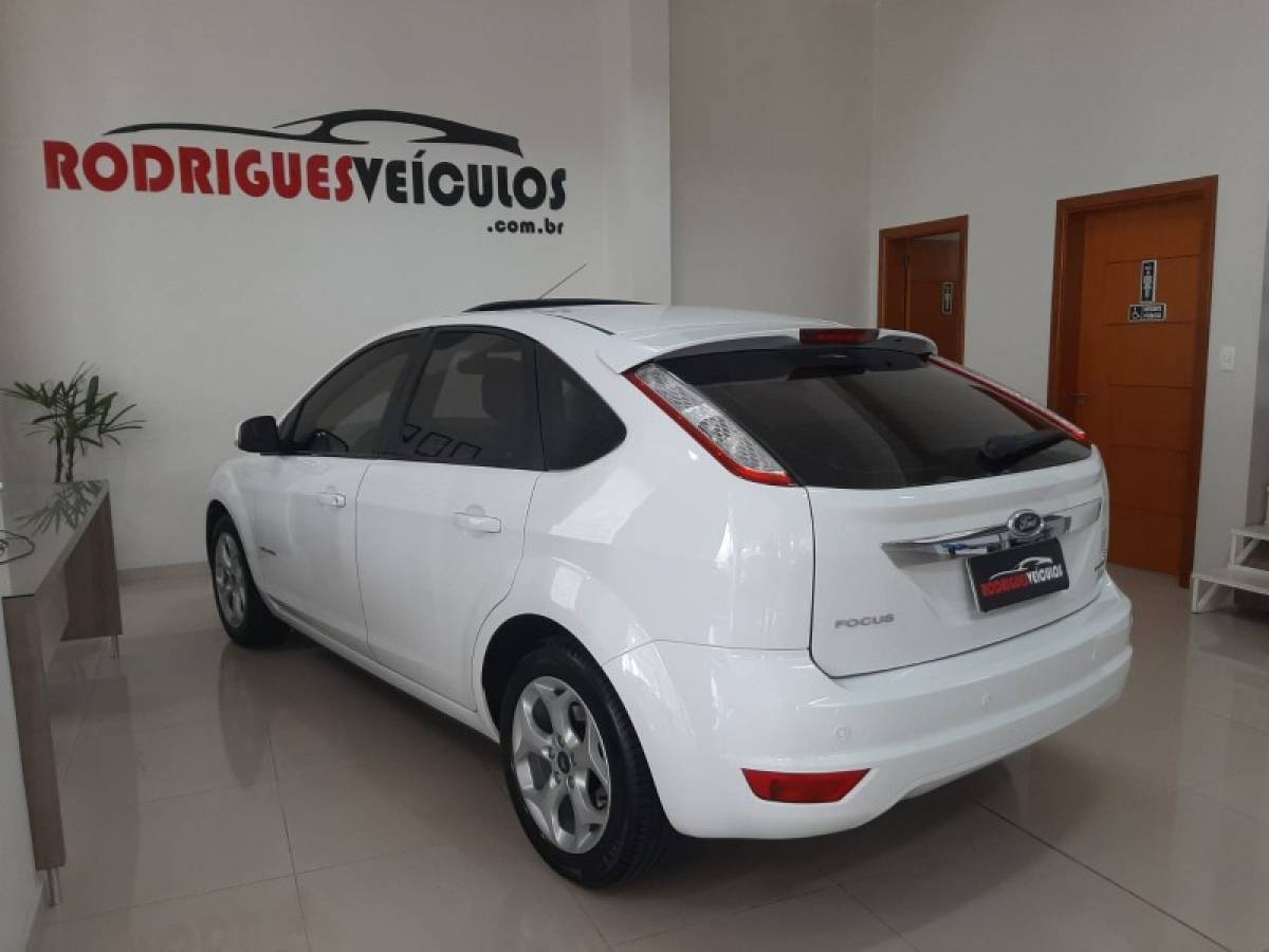 FORD - FOCUS - 2012/2013 - Branca - R$ 49.900,00