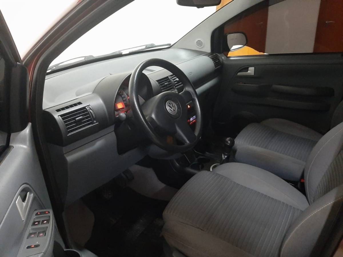 VOLKSWAGEN - SPACEFOX - 2007/2008 - Vermelha - R$ 31.900,00