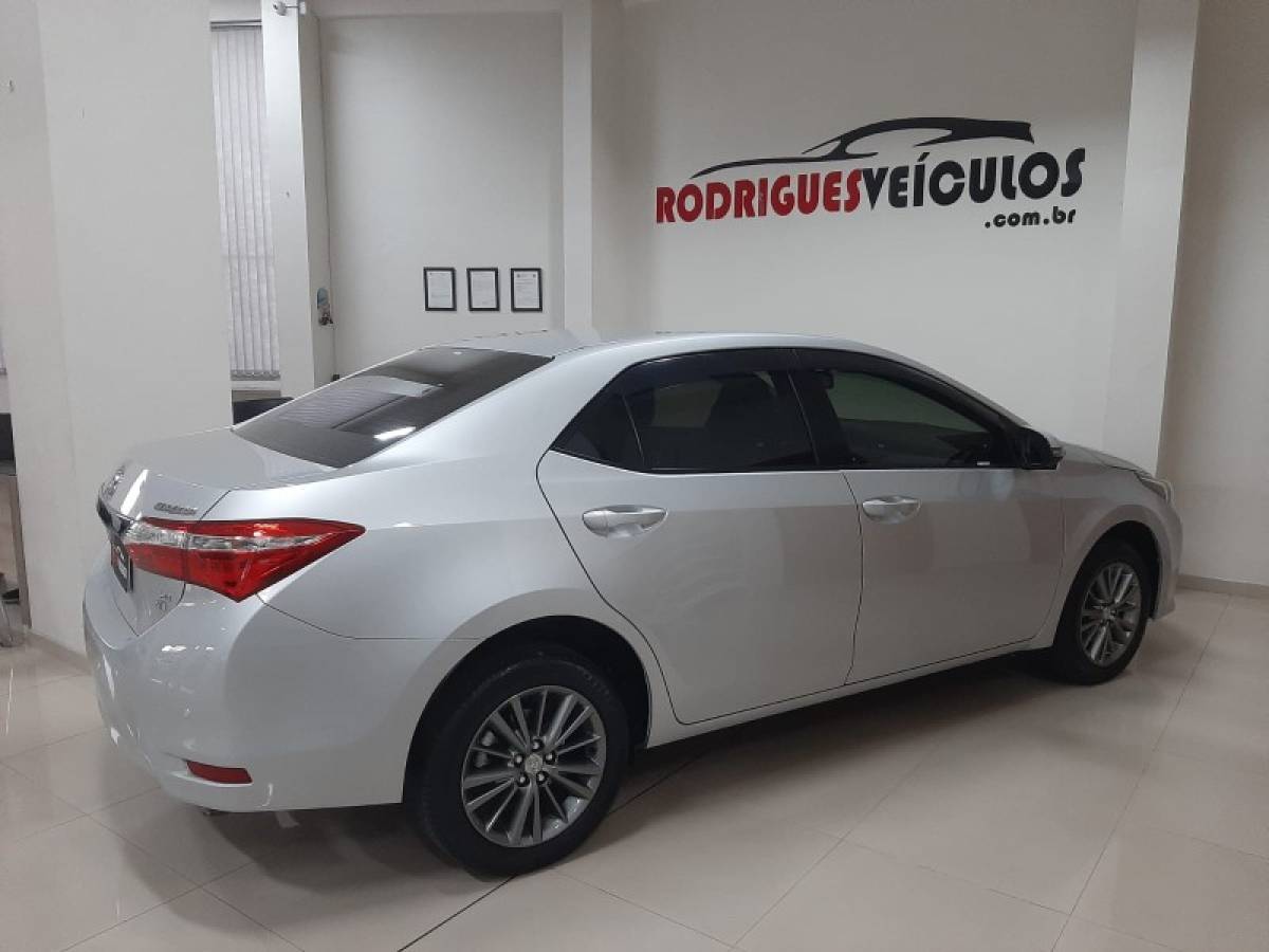 TOYOTA - COROLLA - 2016/2017 - Prata - R$ 92.900,00