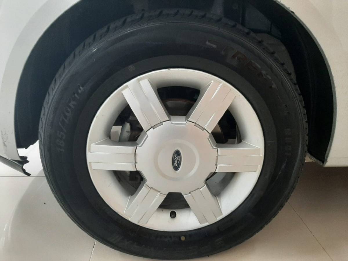 FORD - FIESTA - 2005/2005 - Prata - R$ 24.900,00