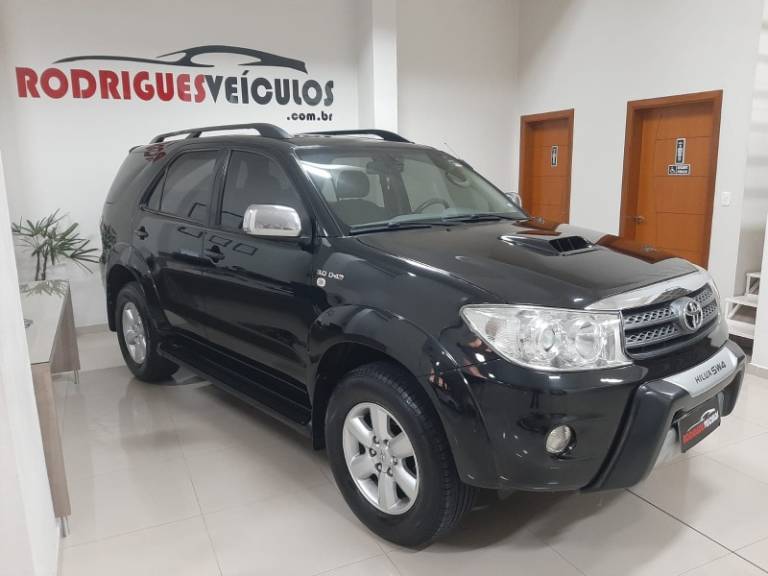 TOYOTA - HILUX SW4 - 2010/2011 - Preta - R$ 119.900,00