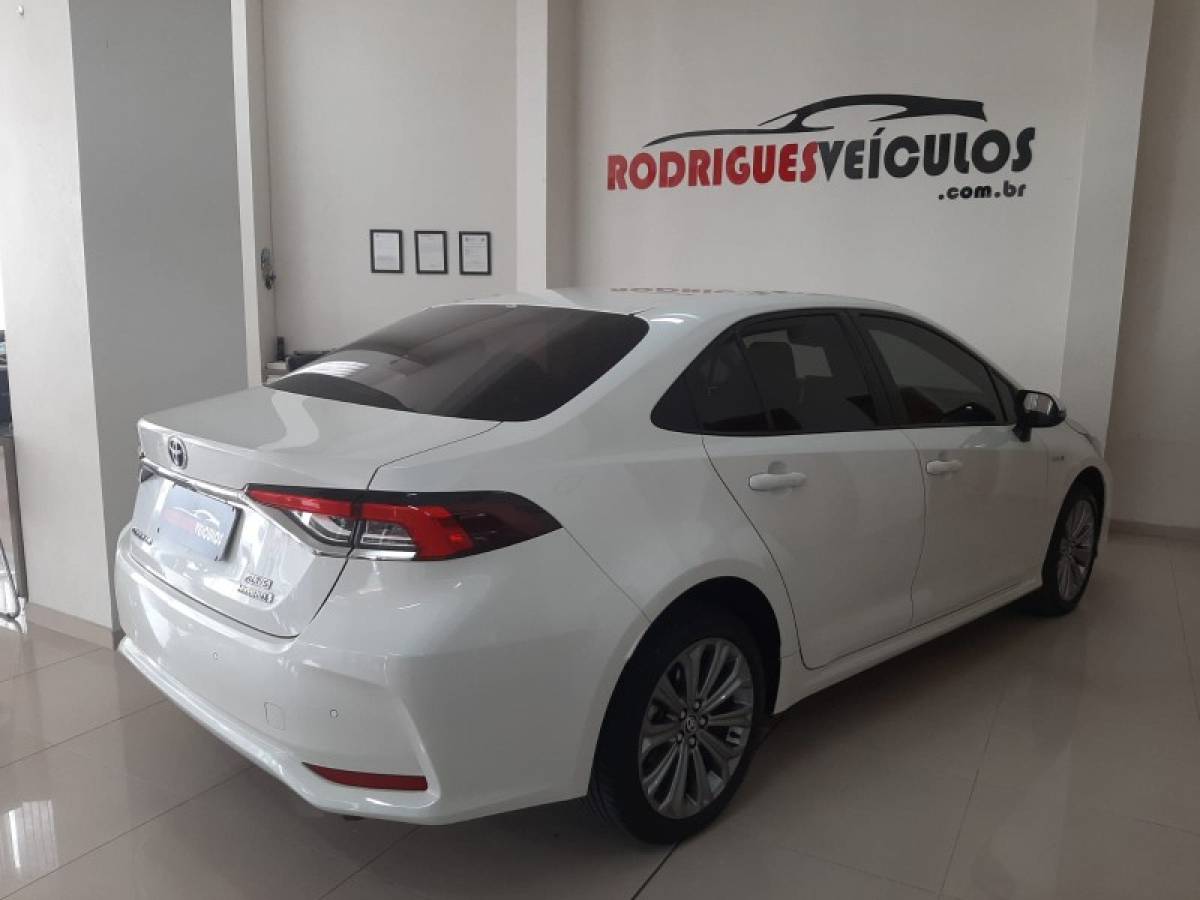 TOYOTA - COROLLA - 2020/2021 - Branca - R$ 139.900,00