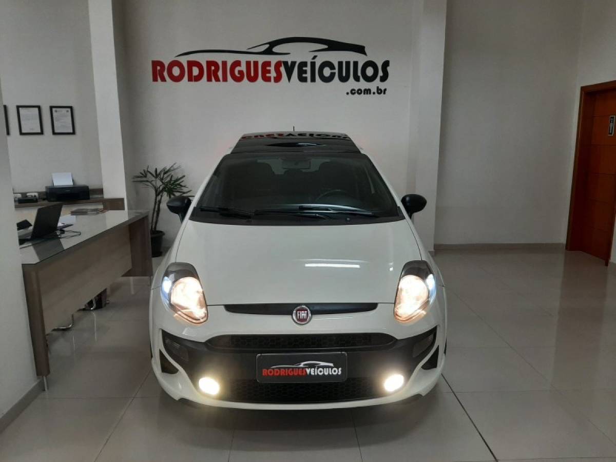 FIAT - PUNTO - 2014/2015 - Branca - R$ 57.900,00