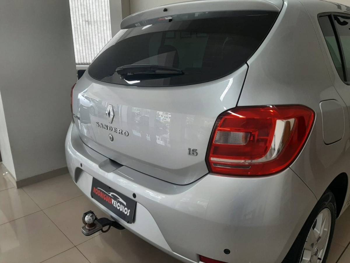 RENAULT - SANDERO - 2014/2015 - Prata - R$ 44.900,00