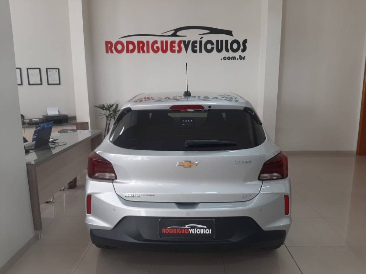 CHEVROLET - ONIX - 2023/2023 - Prata - R$ 82.900,00